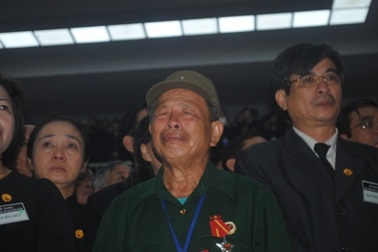 Quảng Bình: Người dân đổ về sân bay Đồng Hới chờ đón Đại tướng